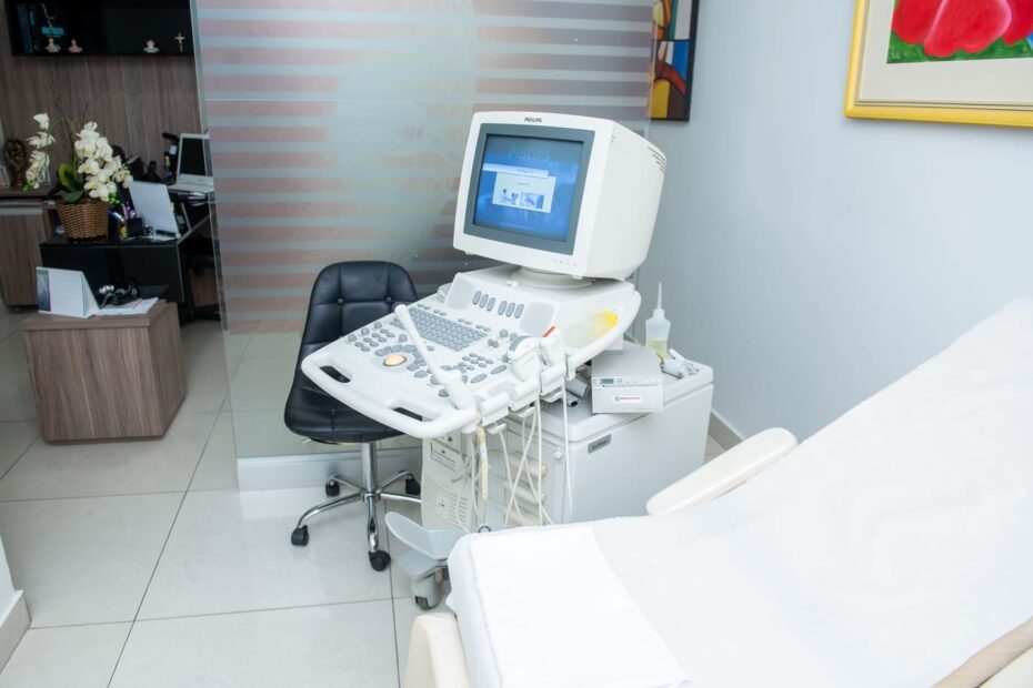 Sala de ultrassonografia da Fértil Reprodução Humana, em Montes Claros (MG), com aparelho de ultrassom e maca de exame