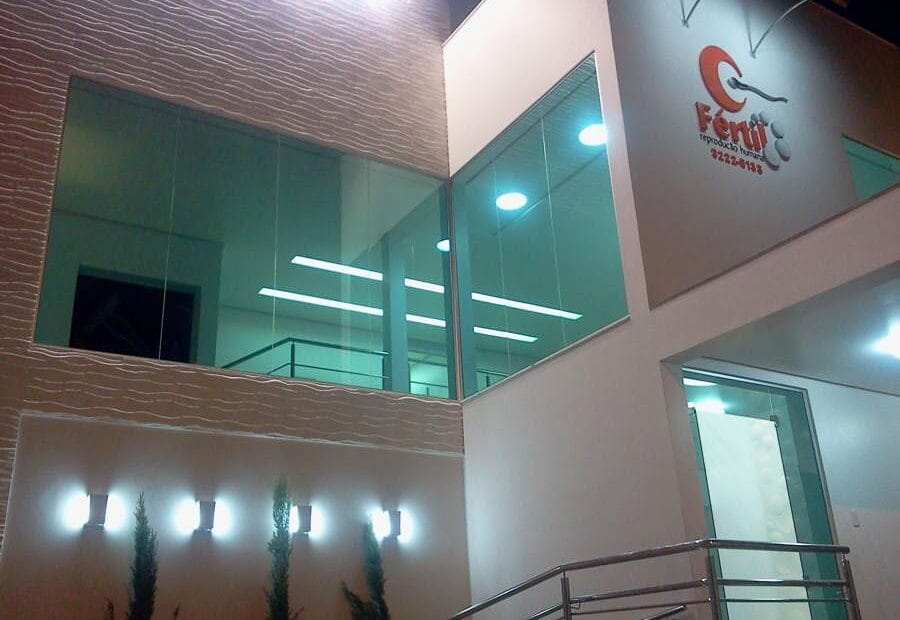 Fachada noturna da Clínica Fértil em Montes Claros