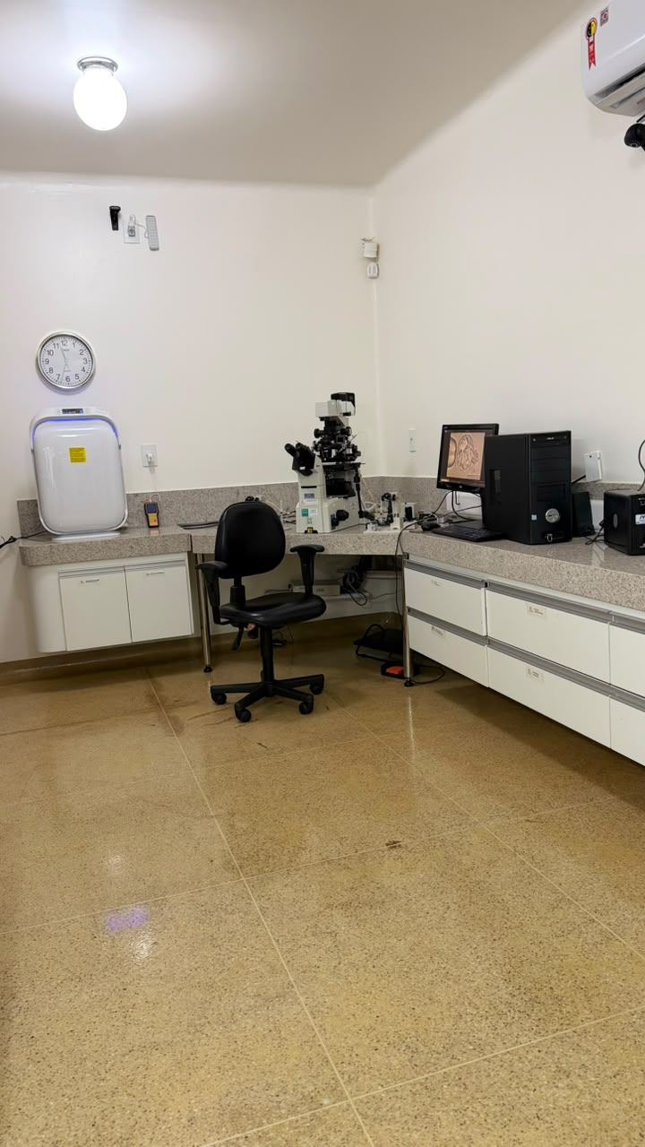 Laboratório de micromanipulação de embriões da Clínica Fértil