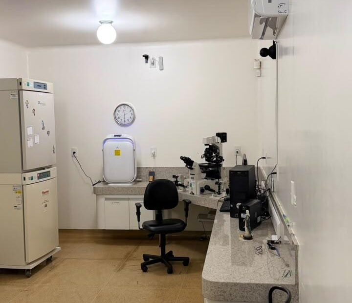 Sala do laboratório de reprodução assistida da Fértil, com bancada de microscopia e incubadoras