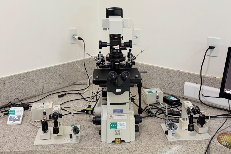 Microscópio utilizado na análise laboratorial de fator masculino na Clínica Fértil, em Montes Claros (MG)