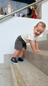Criança pequena engatinhando no sofá