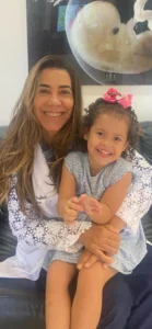 Mãe e filha sorrindo juntas