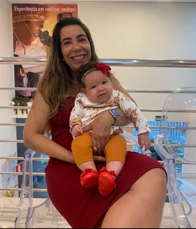 Mãe com a filha pequena no colo