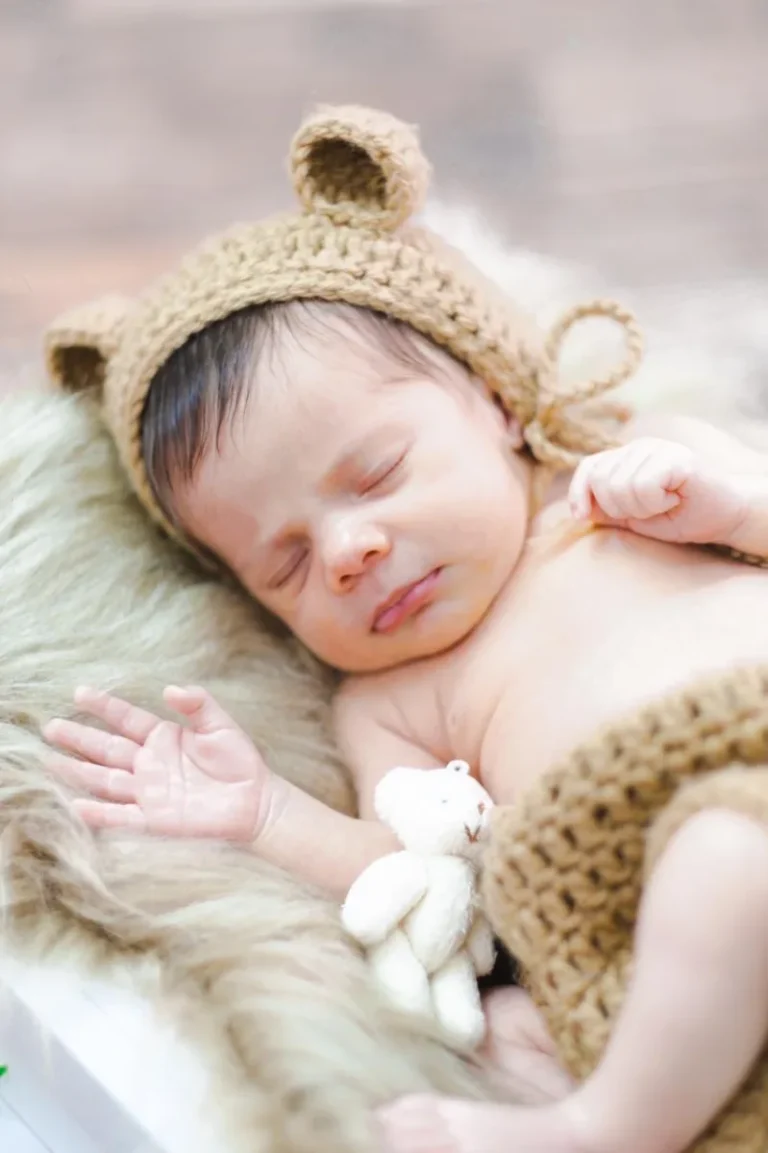 Bebê dormindo com gorro de crochê