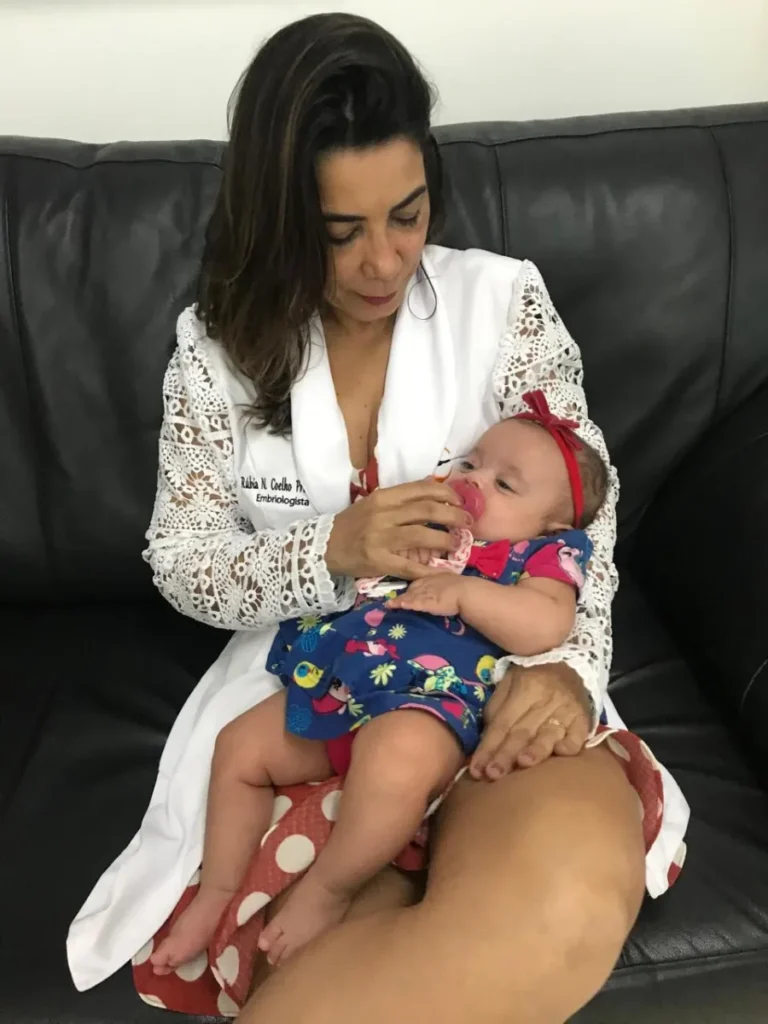 Médica da Fértil com um bebê no colo
