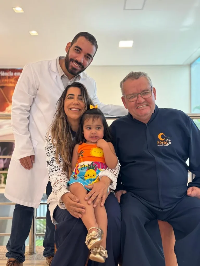 Família com criança e médicos da Fértil