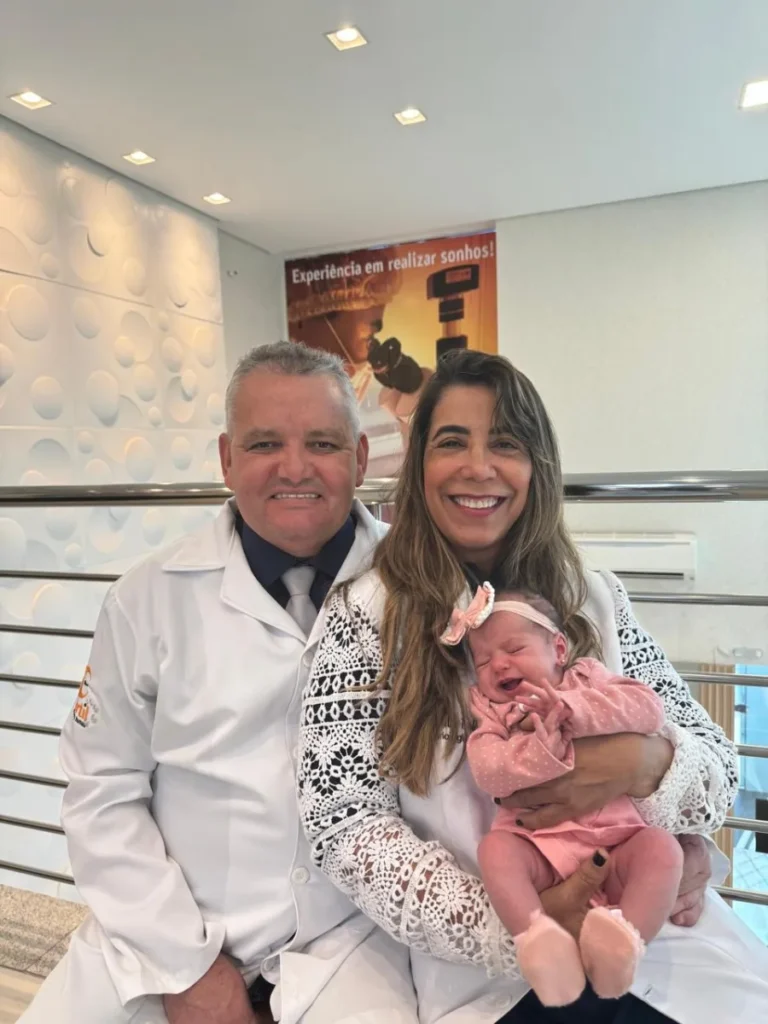 Família com recém-nascida e equipe da Fértil