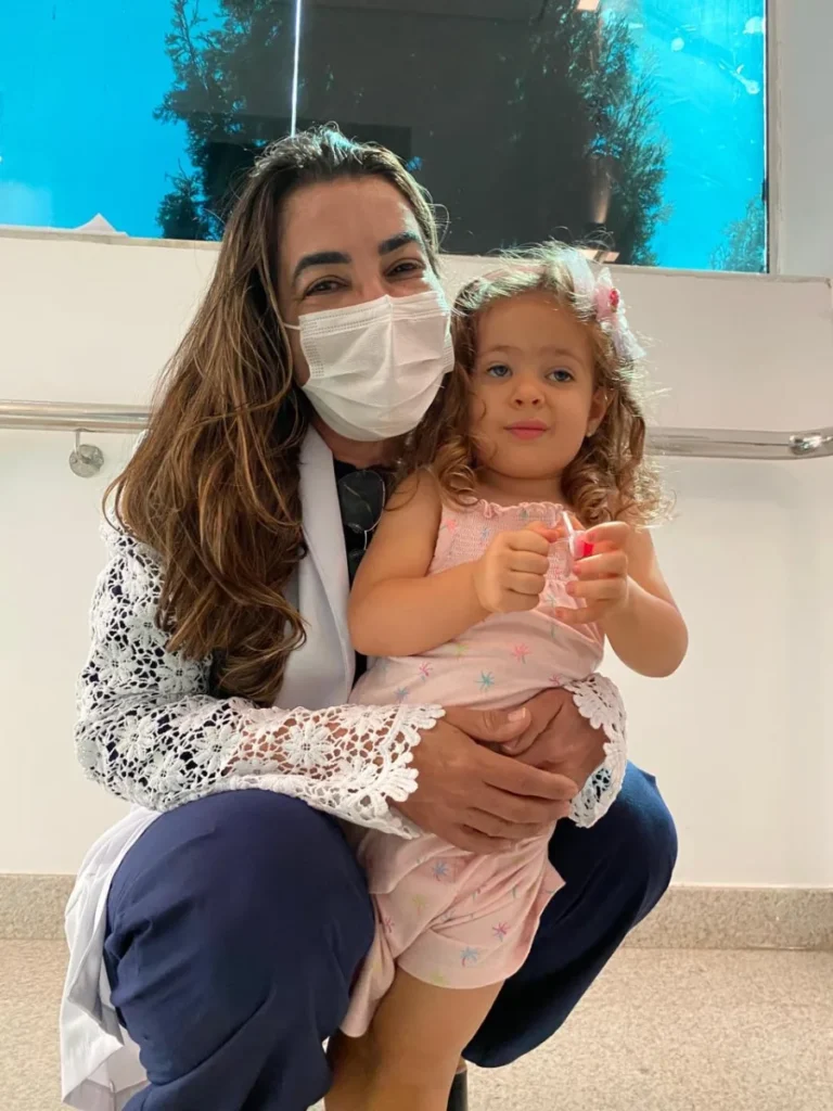 Mãe e filha pequena sorrindo