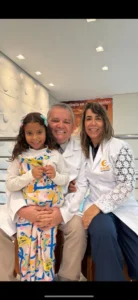 Mãe e filhas ao lado de médico da Fértil