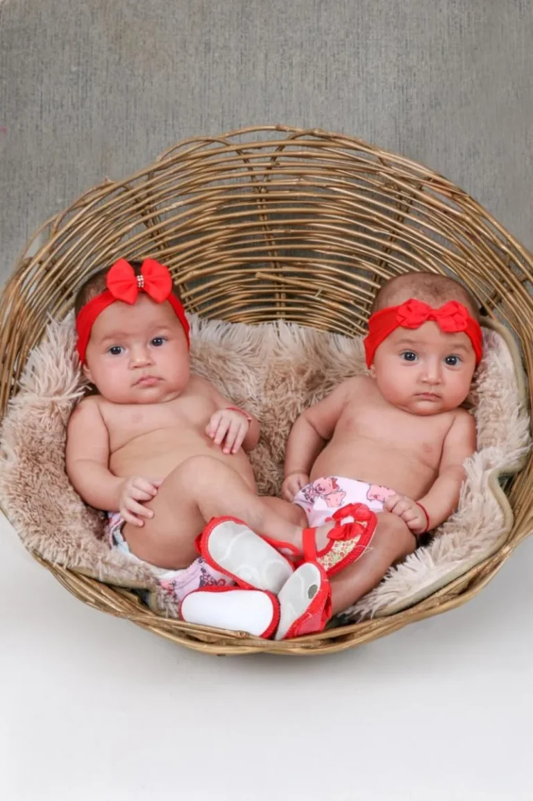 Gêmeas com laços vermelhos na cabeça
