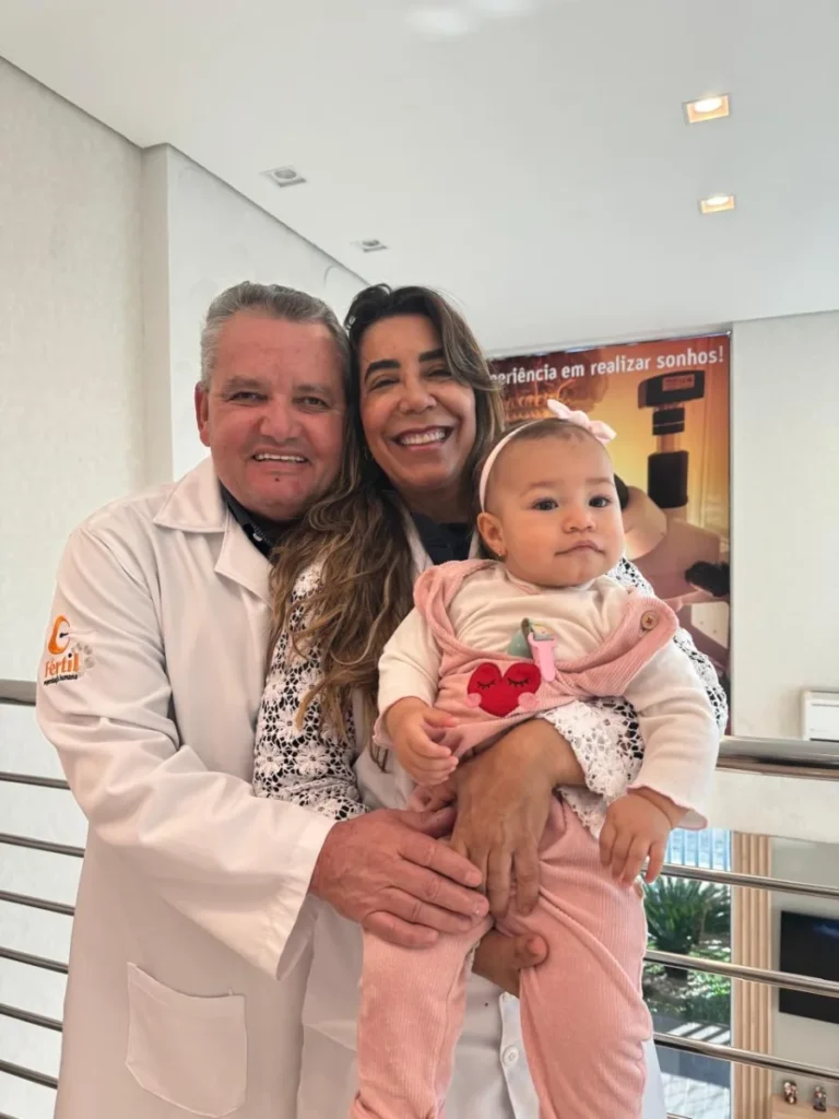 Família com a bebê ao lado de médico da Fértil
