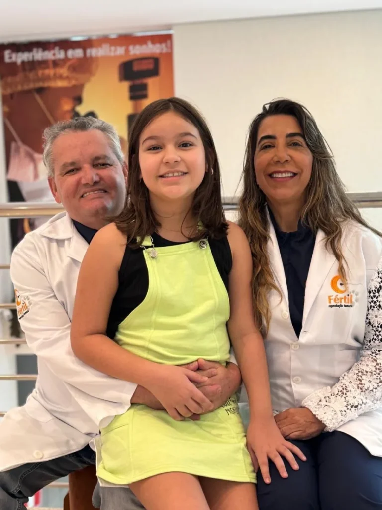 Família com crianças ao lado de médicos da Fértil