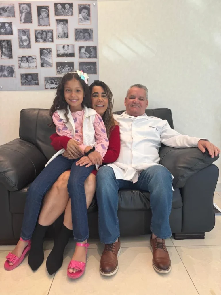 Família reunida no sofá com médico da Fértil