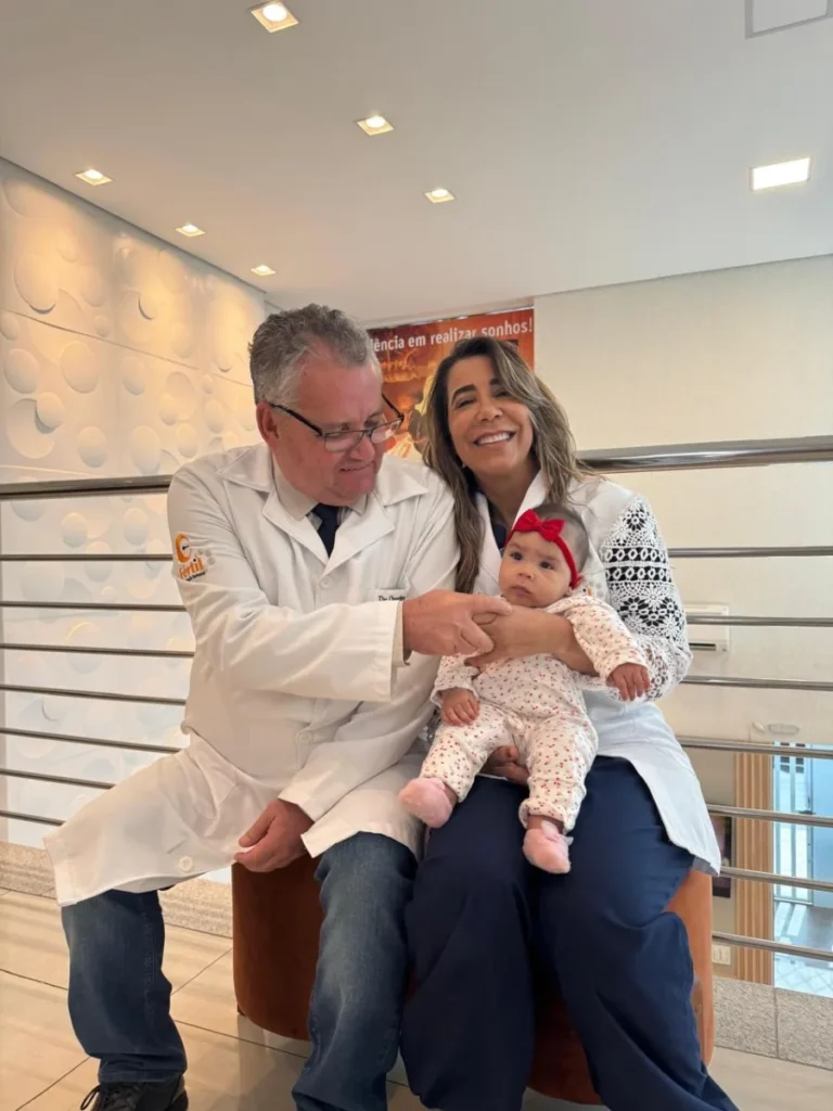 Médicos da Fértil com família e bebê