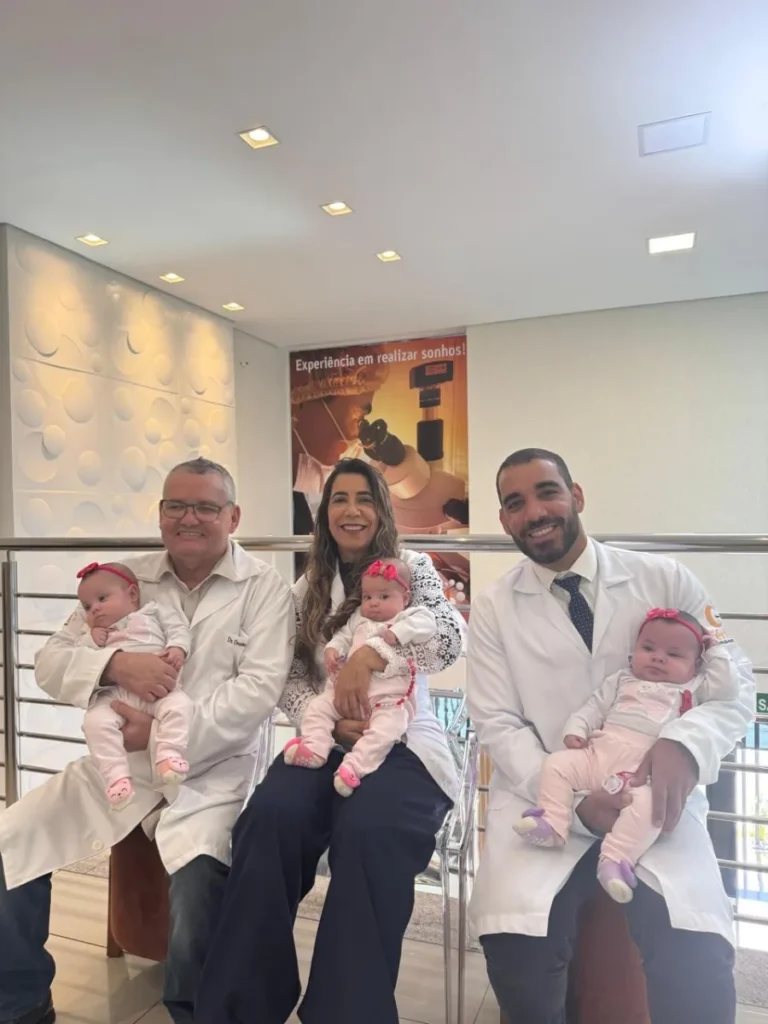 Equipe da Fértil com casal e bebê