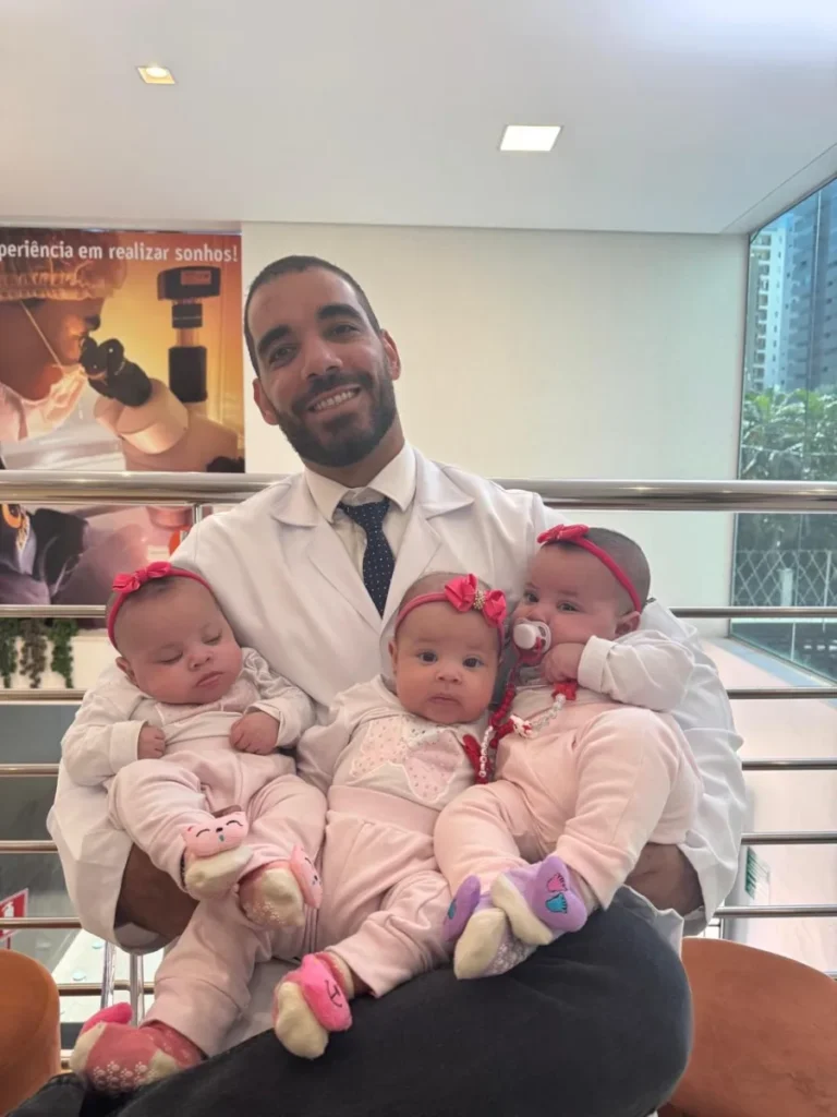 Médico da Fértil com recém-nascidos