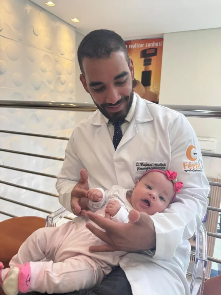 Médico da Fértil examinando um recém-nascido