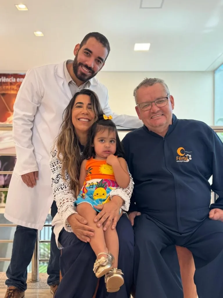 Família com criança e médicos da Fértil