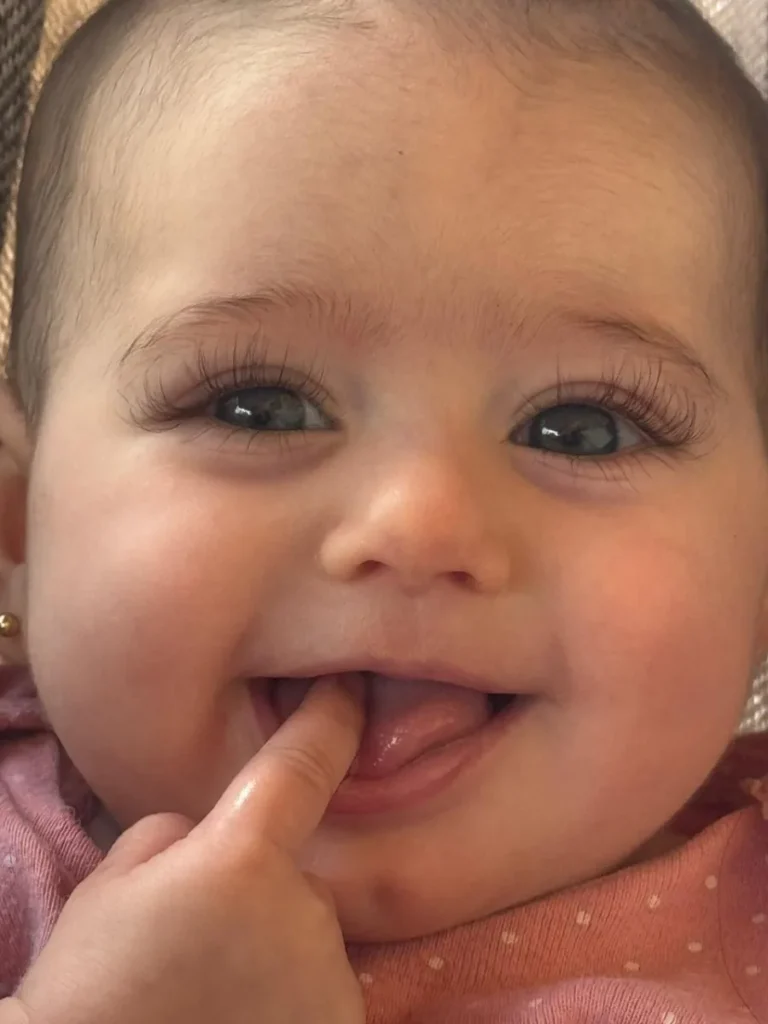 Bebê sorrindo de perto