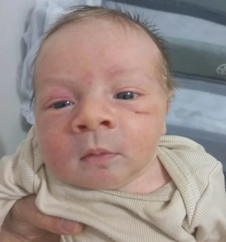 Recém-nascido de olhos abertos