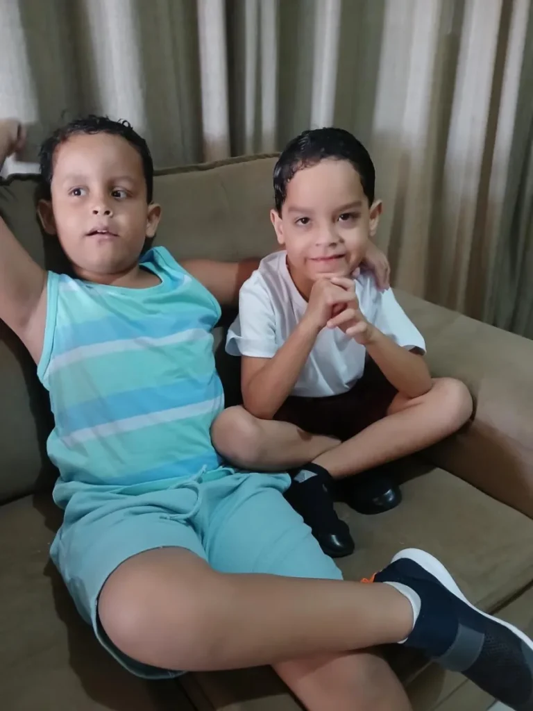 Dois meninos sentados lado a lado