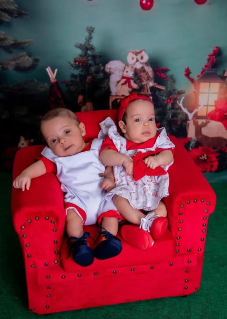 Gêmeas com roupas natalinas