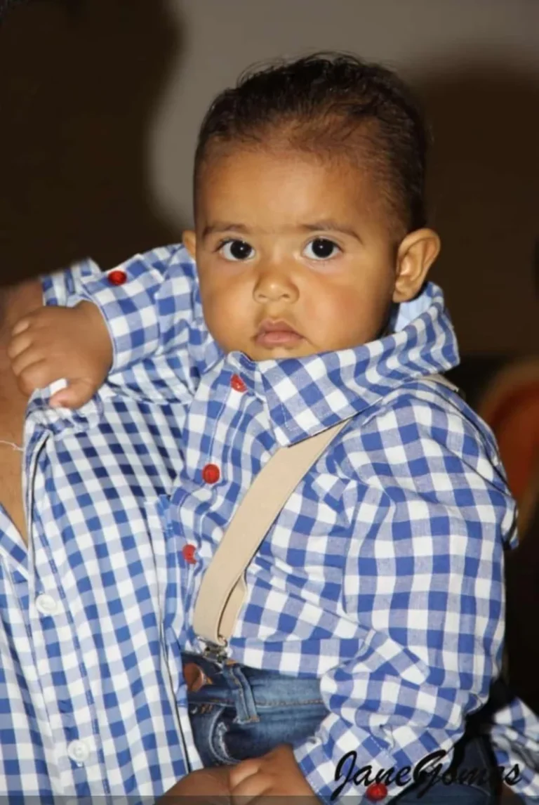 Bebê com camisa xadrez