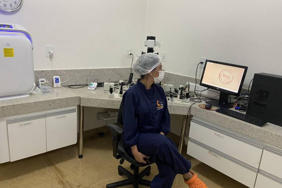 procedimentos realizados em um: Embriologista na bancada de micromanipulação do laboratório da Fértil