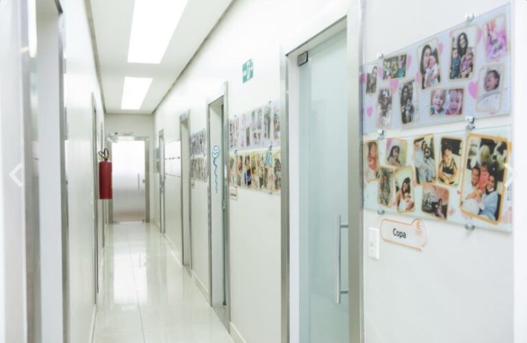 fertilização in vitro em Araçuaí: Corredor dos consultórios da Fértil Reprodução Humana com mural de bebês