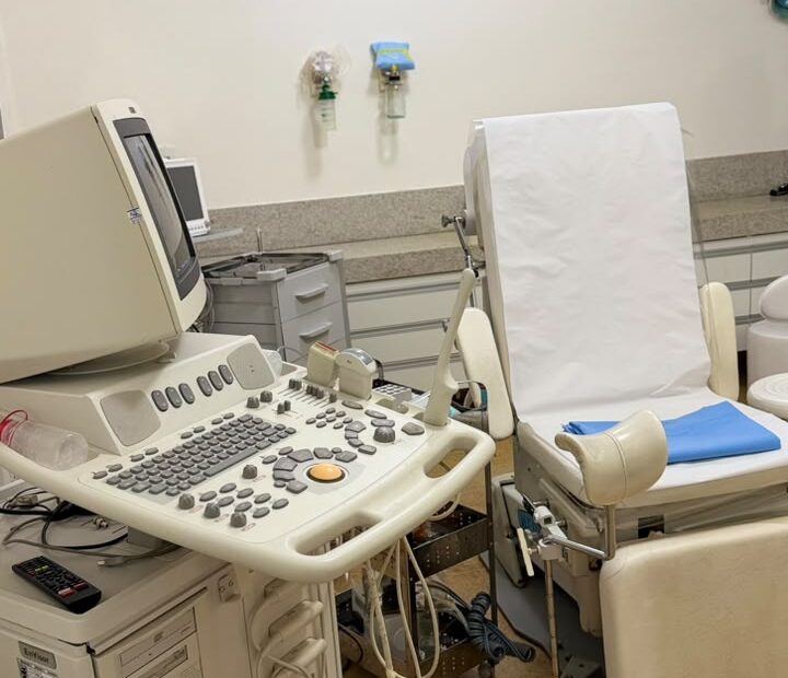 FIV e trabalho: Sala de exame com aparelho de ultrassom na Fértil Reprodução Humana