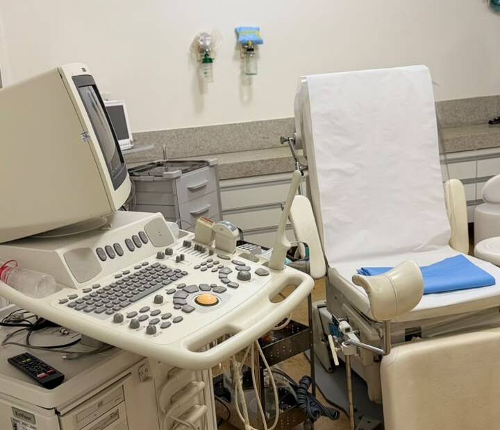 Sala de exame com aparelho de ultrassom na Fértil Reprodução Humana
