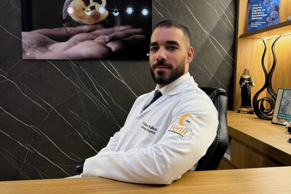 idade limite para fazer fertilização in vitro: Consultório médico da Fértil Reprodução Humana com arte de embrião na parede