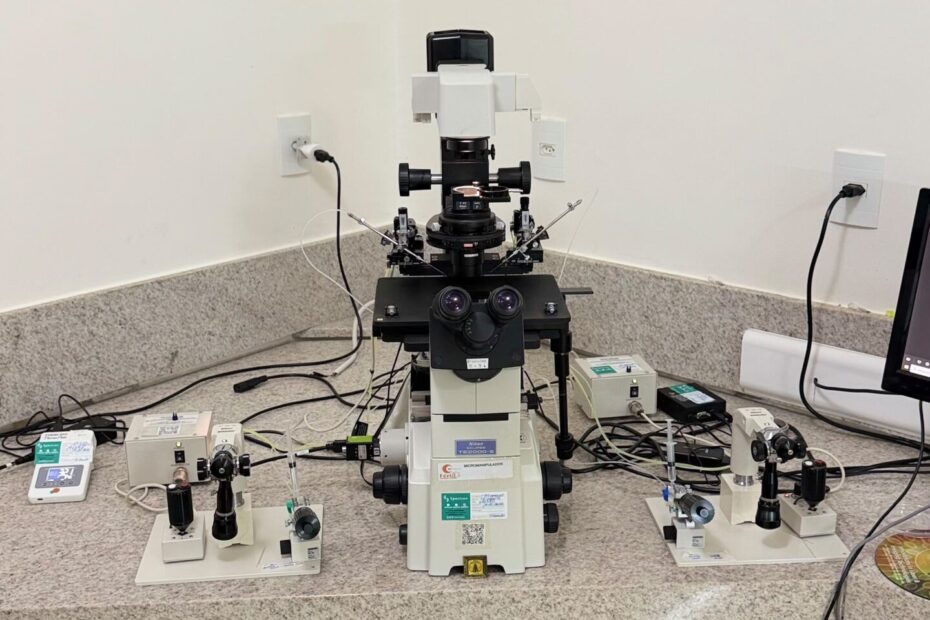 para que serve pgt: Microscópio utilizado na análise laboratorial de fator masculino na Clínica Fértil, em Montes Claros (MG)